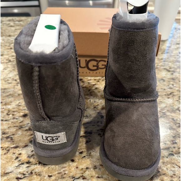 Used but in excellent condition toddler size 9T grey UGGs - Picture 1 of 5